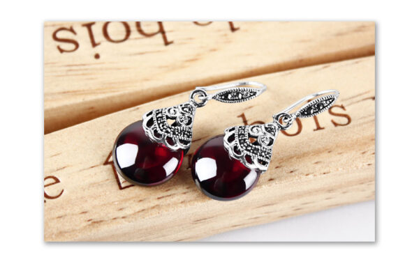 Vintage Round Garnet Earrings™ – Classic Elegance in Deep Red