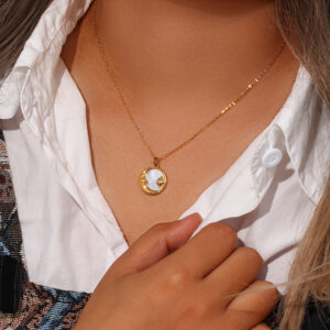 0fbaeb88-8ca8-4d09-9faa-790f0ec5560e.jpg Popular Versatile Shell Moon Necklace