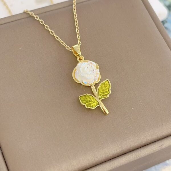 3bcefbe8-63cd-45a7-868a-85138b3dde5e.jpg Women's Laser Gardenia Pendant Necklace Fashionable And Versatile Clavicle Chain
