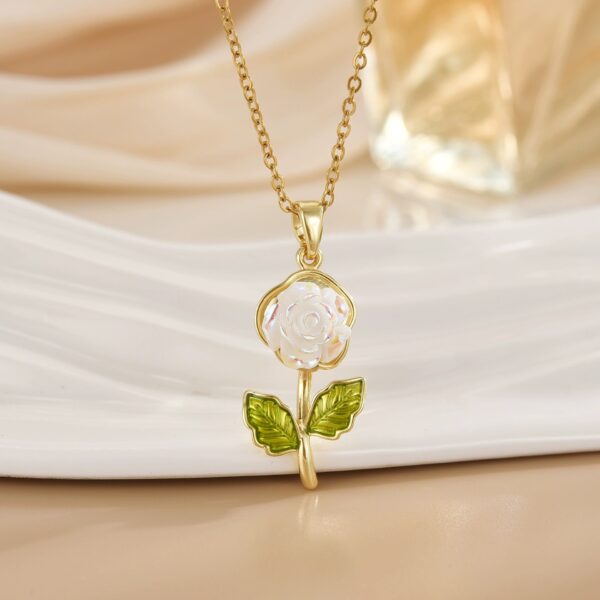5a02fb6d-17b4-4386-ba1e-277834836fa8.jpg Women's Laser Gardenia Pendant Necklace Fashionable And Versatile Clavicle Chain